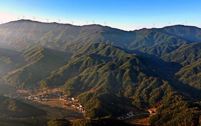 宜豐縣黃崗鎮集鎮通往黃檗山旅遊景區的新修旅遊公路與兩旁蔥鬱山巒