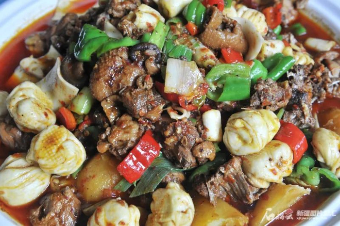 美味的大盘鸡（资料图片）。石榴云/新疆日报记者约提克尔·尼加提摄