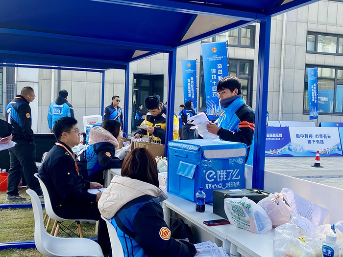 上海市第二届网约配送员职业技能大赛决赛现场，骑手取餐验餐。本文图片均为澎湃新闻记者 陈悦 图