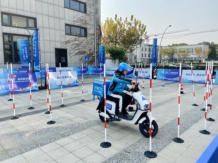 上海市第二届网约配送员职业技能大赛决赛现场，骑手技术过弯。