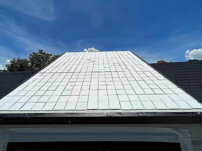 屋顶上铺设的白色冷瓷砖。图片来源:创冷科技