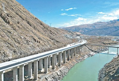 拉日高速公路工程主体全线贯通记录中国