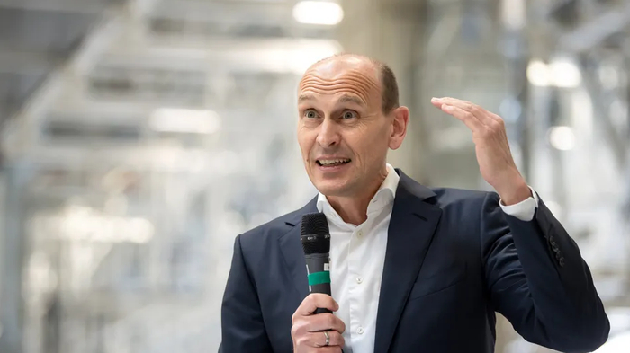 大众（中国）董事长兼首席执行官贝瑞德2月参观大众新疆工厂，图自德新社