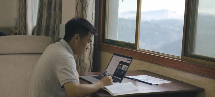 ▲胡涛在线上跟伙伴讨论飞机模型