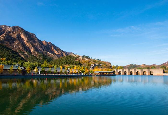 作为中国唯一一段修在水上的长城,九门口长城1989年对外开放,如今已经