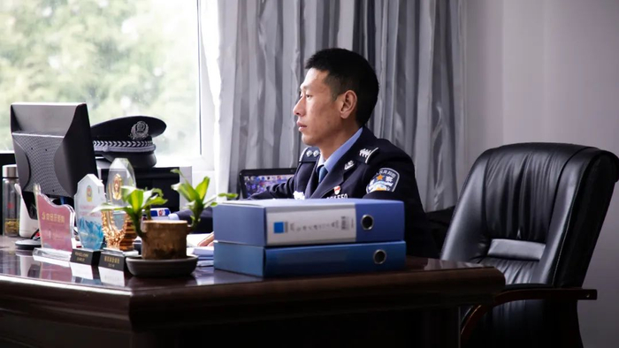 工作中的郜志勇。（通讯员牟联祥 摄）