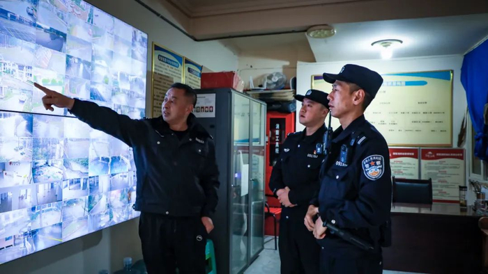 郜志勇和同事到苏马荡小区巡查。