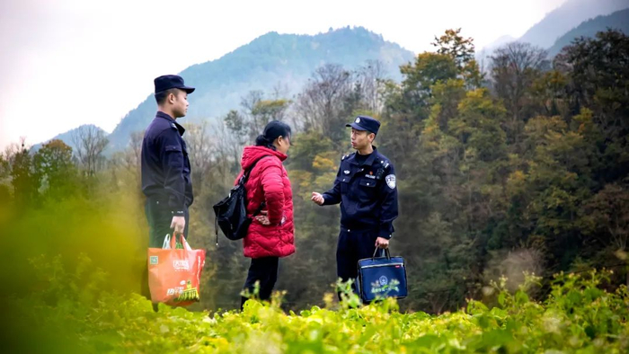 郜志勇和同事下乡走访。（通讯员牟联祥 摄）