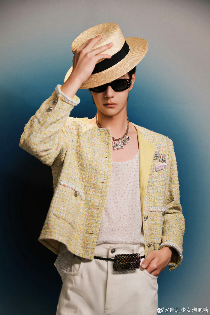 工作室晒王一博gq红毯造型,法式礼帽帅气复古