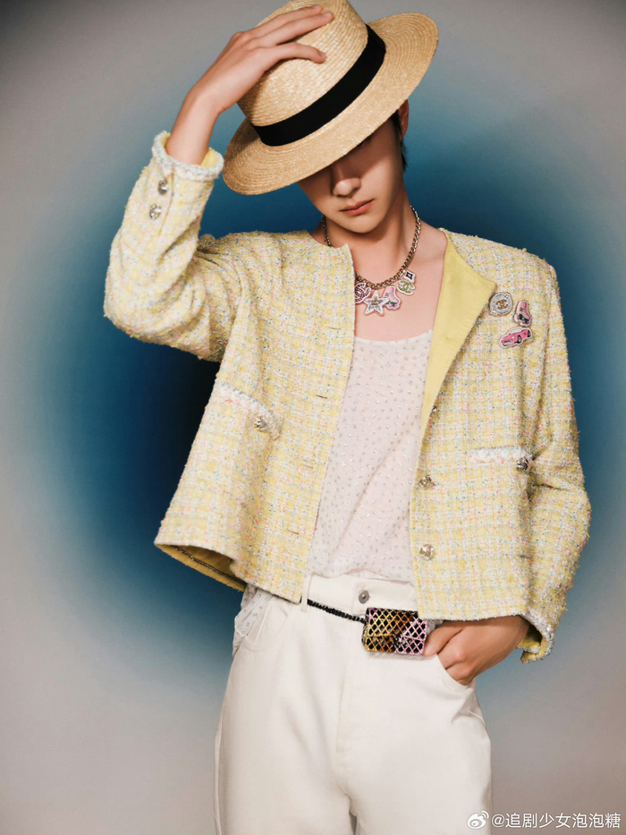 工作室晒王一博gq红毯造型,法式礼帽帅气复古