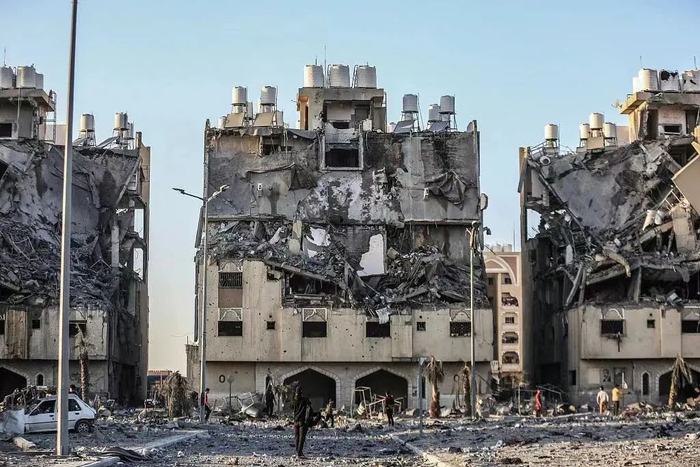 当地时间12月2日，加沙地带汗尤尼斯被损毁的建筑（来源：央视今日关注）