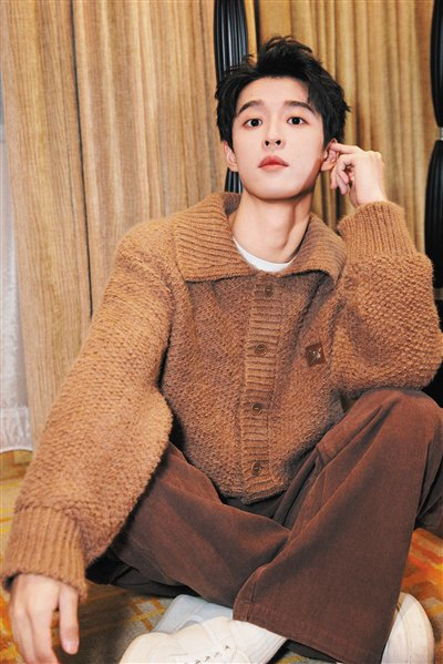 热门剧集《故乡,别来无恙》收官,吴宇恒在剧中饰演董家希(王子璇饰