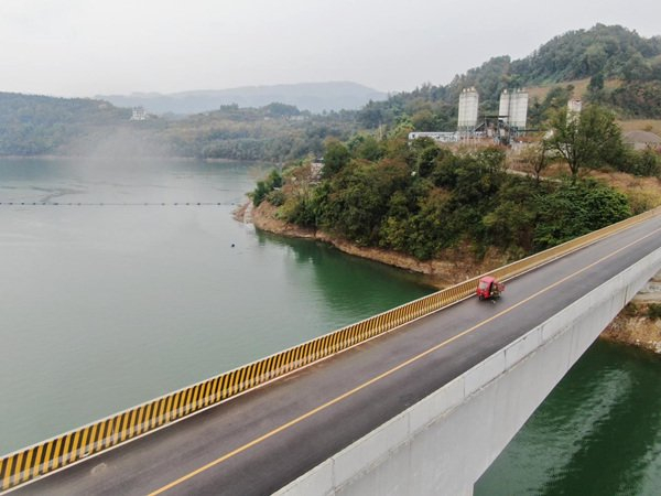 万州沿江公路成连接60余个村庄的丝带