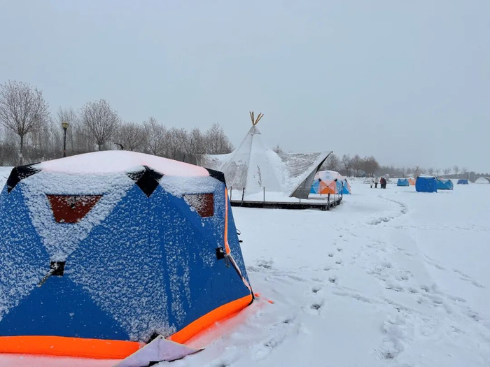 冰钓基地,可在帐篷内钓鱼,图源:孙岩