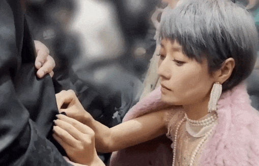 更妙的是,马伊琍不知道哪里来的针线,现场给郭涛缝起了扣子,一个人