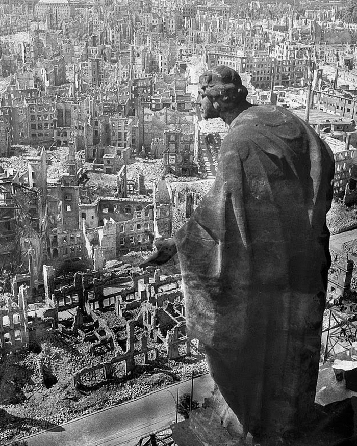 1945年2月遭到空袭严重破坏的德累斯顿 图片来源：维基共享资源