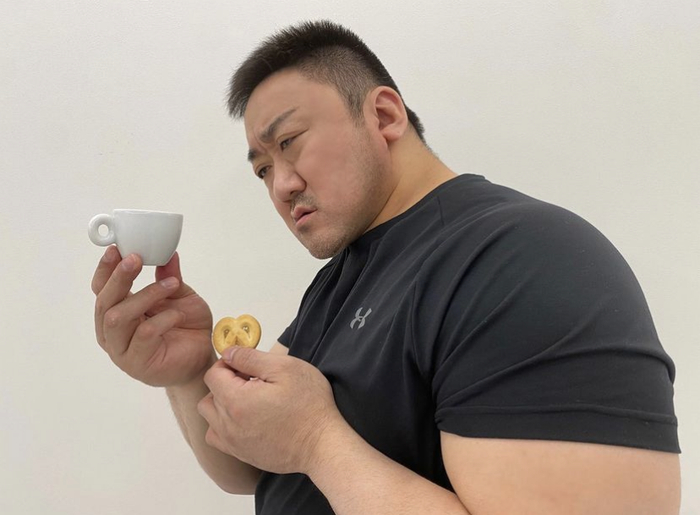 马东锡「沙滩爱心照」流露硬汉柔情!|马东锡_新浪新闻