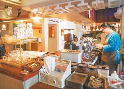 11月30日，在浙江省丽水市青田县县城的一家24小时咖啡馆里，工作人员正制作咖啡。新华社记者 徐 昱摄