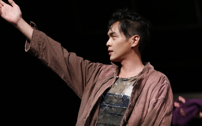 张若昀领衔主演了戏剧大师林兆华的话剧《三姐妹·等待戈多》.