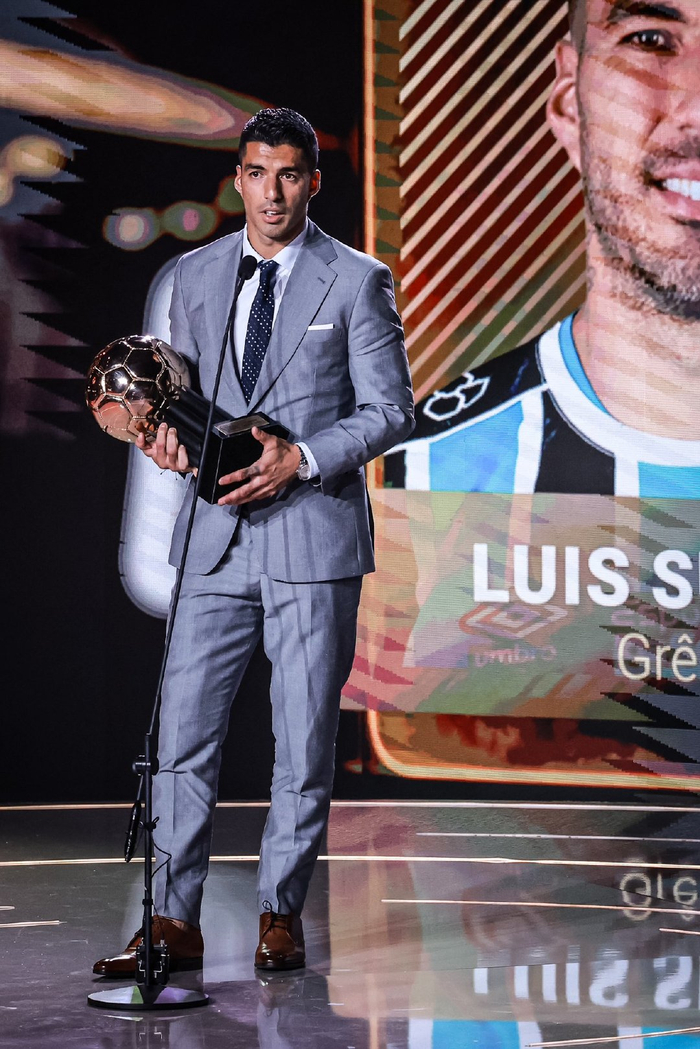苏亚雷斯获得巴甲联赛最佳球员和银靴奖……|巴甲|银靴|苏亚雷斯_新浪