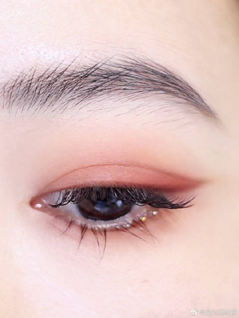 圣诞节眼妆90 | 粉橘小倒钩眼下碎钻眼妆__财经头条
