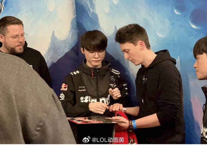 Faker Dfc 欧洲KC战队分享和T1选手合影,Faker被当地主播要签名!|英雄联盟|欧洲kc战队|表演赛|红牛|北京时间_新浪新闻