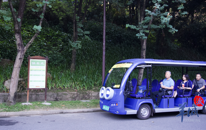 面积较大的越秀公园，设置付费便民观光车供市民游园 马思泳 摄