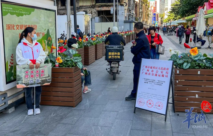 北京路步行街，外卖小哥骑“电鸡”冲破拦截进入 梁怿韬 摄