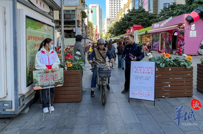 北京路步行街，多辆“电鸡”从步行街范围内驶出 梁怿韬 摄