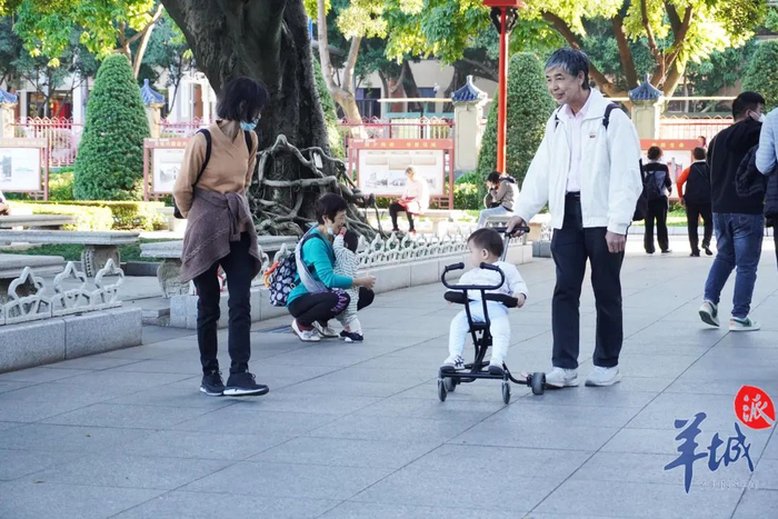 中山纪念堂，儿童推车可以进园 马思泳 摄
