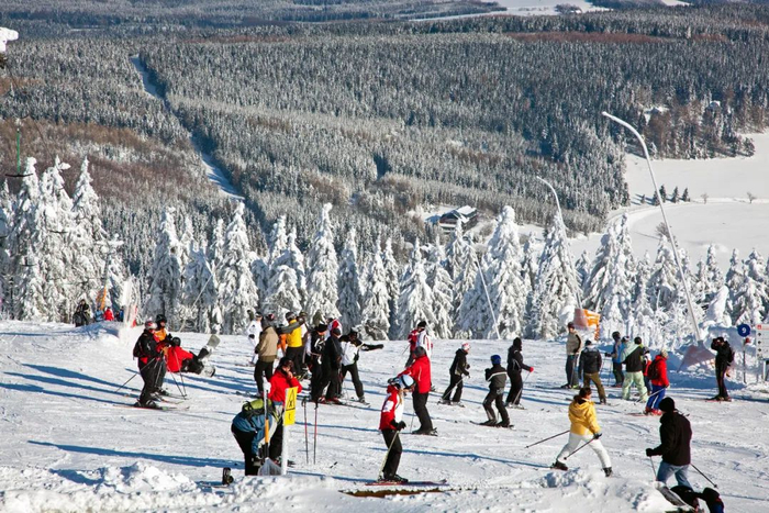 冬天到户外进行滑雪运动的人们。（图/图虫创意）