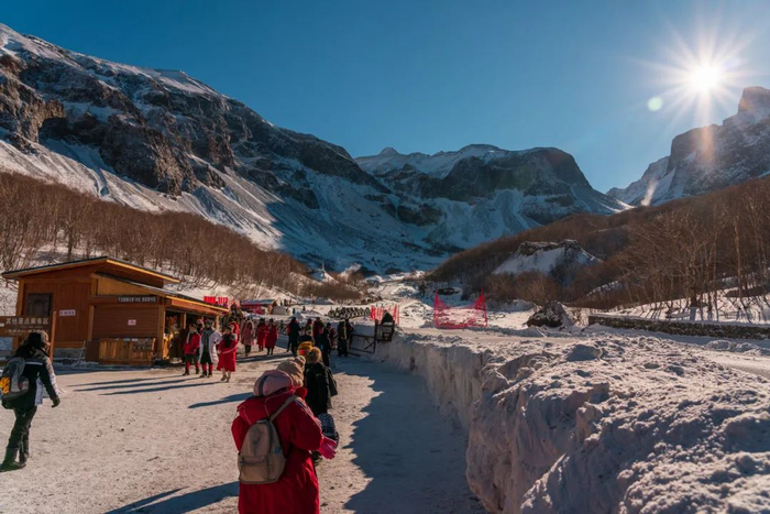 冬天来到长白山游玩的人们。（图/图虫创意）