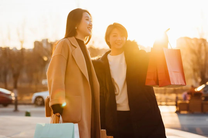 在这个热烈的冬天，积极走向户外，用适度的消费装点生活热度的人们。（图/图虫创意）