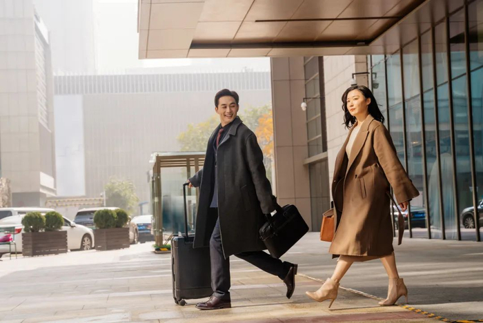 在办公通勤生活中，大衣外套配合贴身保暖的打底单品，塑造出秋冬“叠穿大法”独特的层次感。（图/图虫创意）