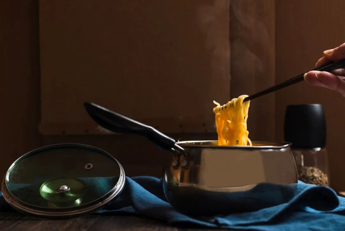 方便速食品在口味上不断进步，人们不用花多少时间就可以享受一顿美味正餐。（图/图虫创意）