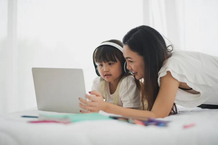 借助平板学习机，家长可以与孩子一同学习。（图/图虫创意）