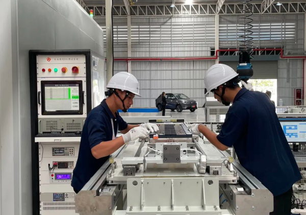 泰国籍工人在组装电池包