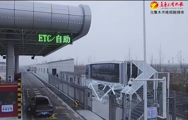 　　乌拉泊南收费站多功能智慧云舱，是收费站指挥运营中枢。记者马婷 通讯员于紫瑶摄