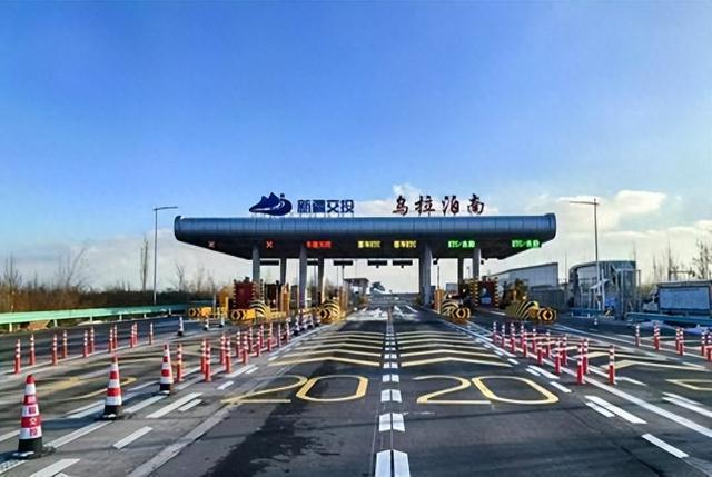 　　 经过自由流建设优化改造工程后的乌拉泊南收费站。记者马婷 通讯员于紫瑶摄
