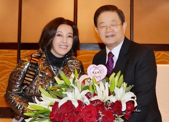 70岁刘晓庆和81岁老公同框,她年轻有活力,他一头白发,像两父女