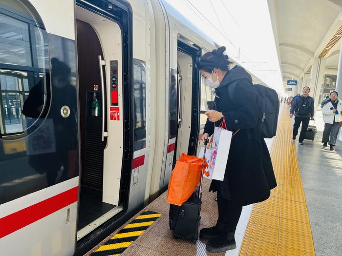 12月8日，在海阳站站台，旅客准备上车。科技日报记者 宋迎迎 摄
