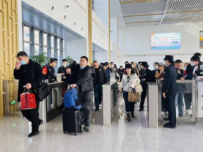 12月8日，旅客在海阳站检票乘车。科技日报记者 宋迎迎 摄