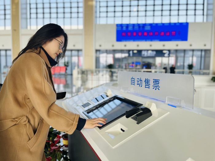 12月8日，在海阳站，旅客利用自动售票机进行购票。科技日报记者 宋迎迎 摄