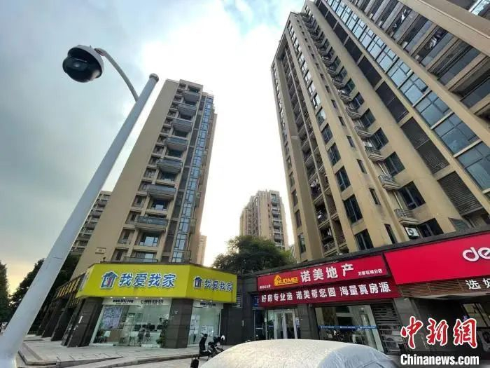 多家房地产中介。苏婷 摄