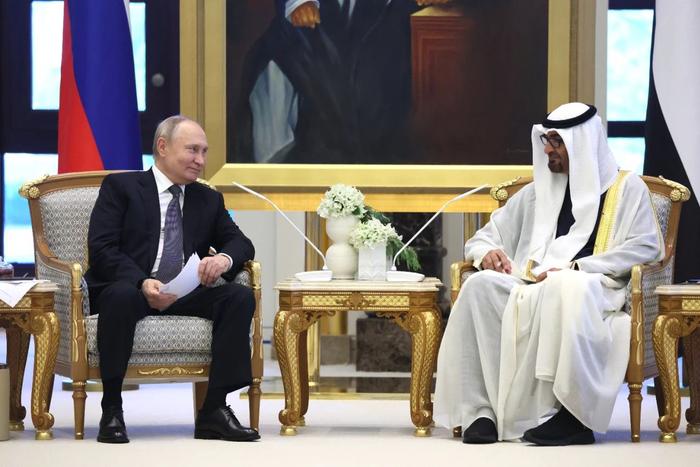 当地时间2023年12月6日，阿联酋阿布扎比，阿联酋总统穆罕默德会见到访的俄罗斯总统普京。图/IC photo