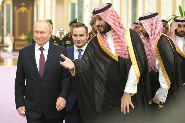 当地时间2023年12月6日，俄罗斯总统普京抵达沙特首都利雅得，率领代表团对沙特进行访问。图/IC photo
