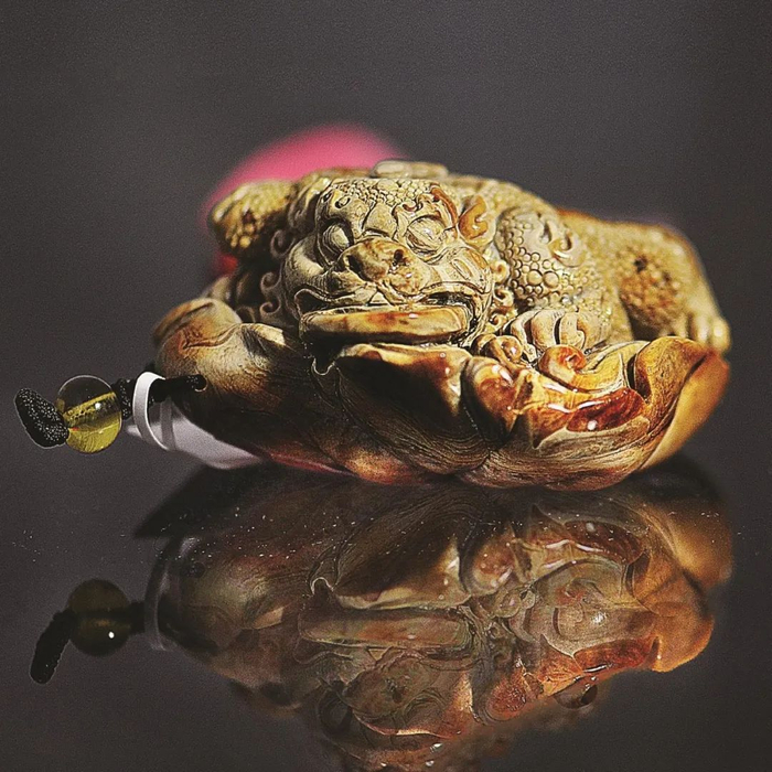 在抚顺琥珀泉艺术品有限公司的推动和支持下,琥珀雕刻省级传承人开展