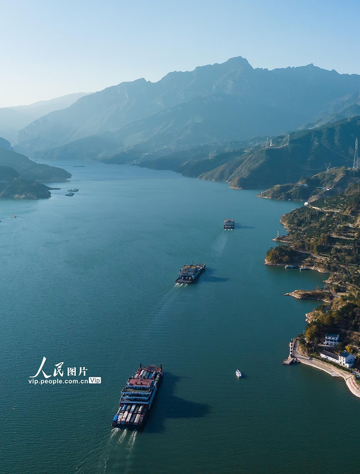 2023年12月7日,几艘滚装船行驶在三峡大坝上游湖北省宜昌市秭归县水域