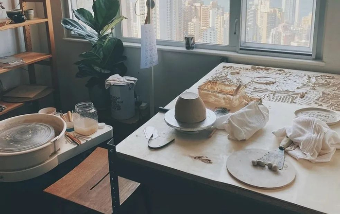 ▲梁咏琪在家中开辟的陶艺小角落