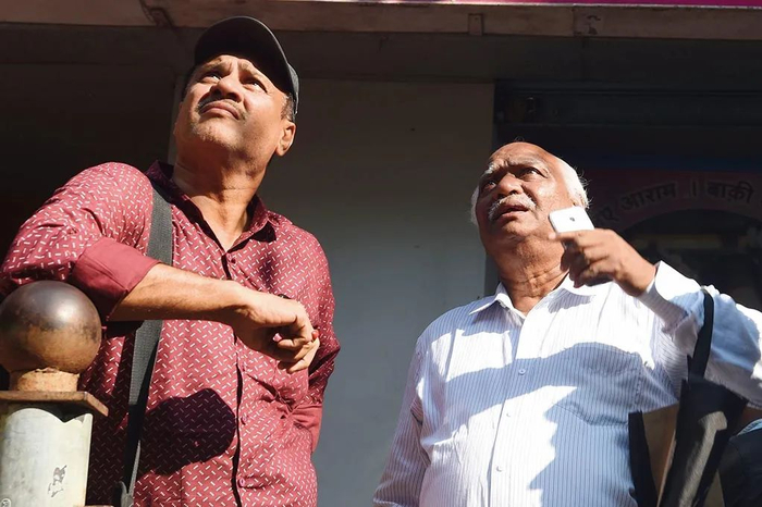 人们在印度孟买的证券交易所外查看股市信息  新华社/法新